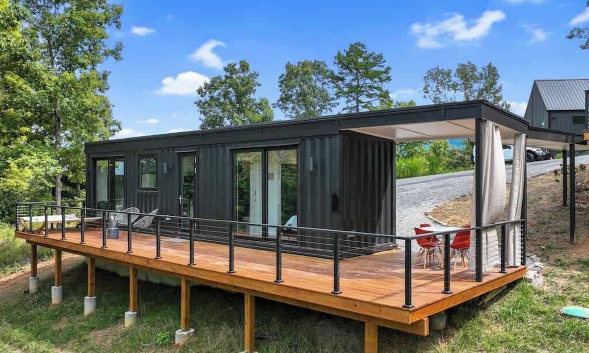 Young Harris Apartment | Luxury Container | Fire Pit Sauna & Pool Access