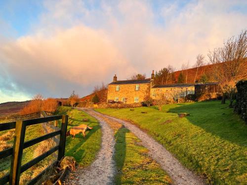 Embsay House | Luxury Cottage above Embsay Reservoir with Sunrise-to-Sunset Views