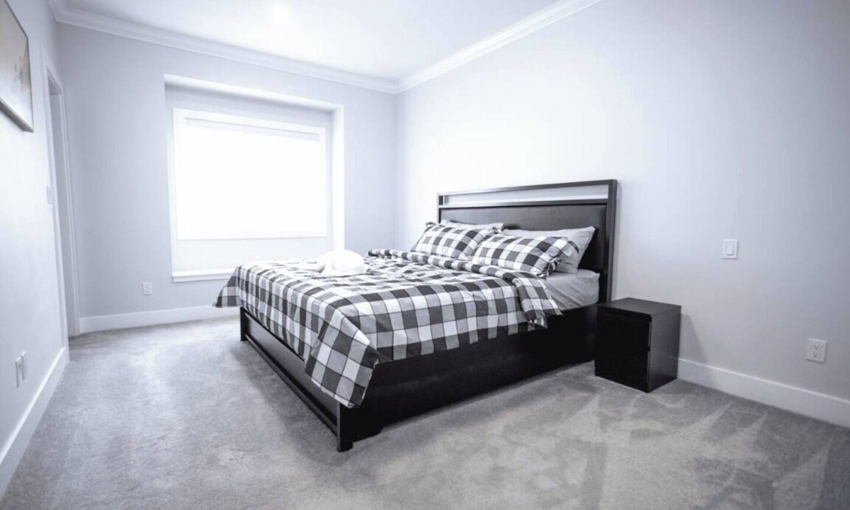 Delta House | Luxury Delta-Surrey Getaway | 5BR, Sleeps 14
