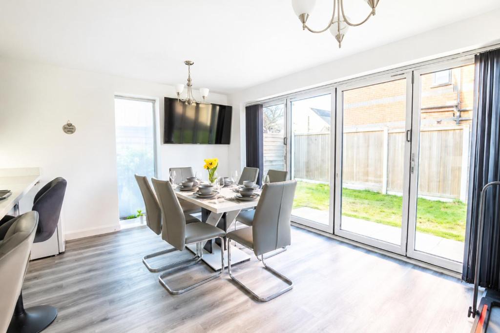 Trafford Apartment | Luxury Deluxe - 4 bedrooms Villa - 6 beds - 10 Guests - Private Parking - Contractors Welcome - Trafford Stretford