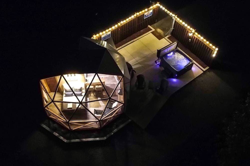 Listuguj Mi'gmaq First Nation Cabin | Luxury Dome with Hot Tub for Relaxing Glamping Escapes to Flatlands, New Brunswick