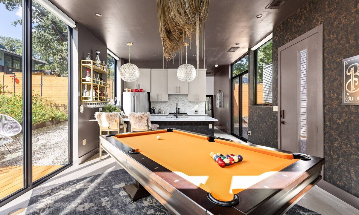 Clarksville House | Luxury Downtown Austin Guest House-2BR/2.5BA-Billiards Lounge-Patio-Parking