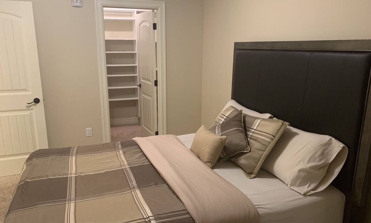 North Central Edmonton Condo | Luxury Downtown full condo - Free Indoor Parking