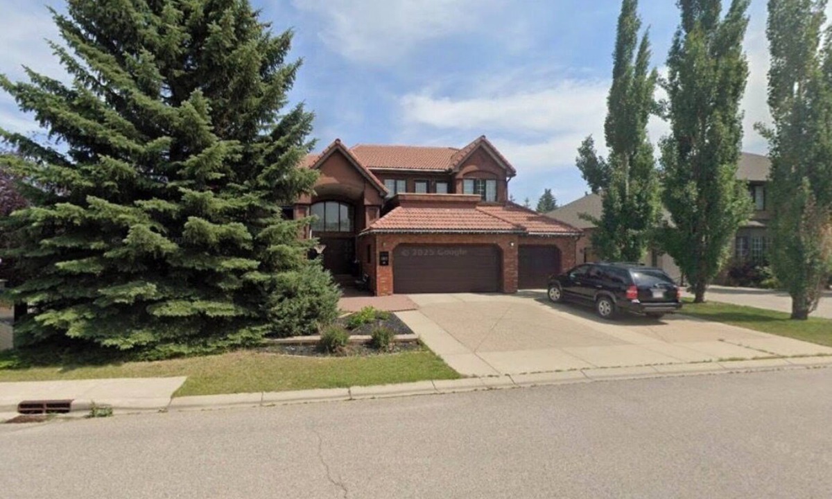 Haysboro House | Luxury Executive Home 6000 sq ft 5 bedrm central location with AC and fitness rm