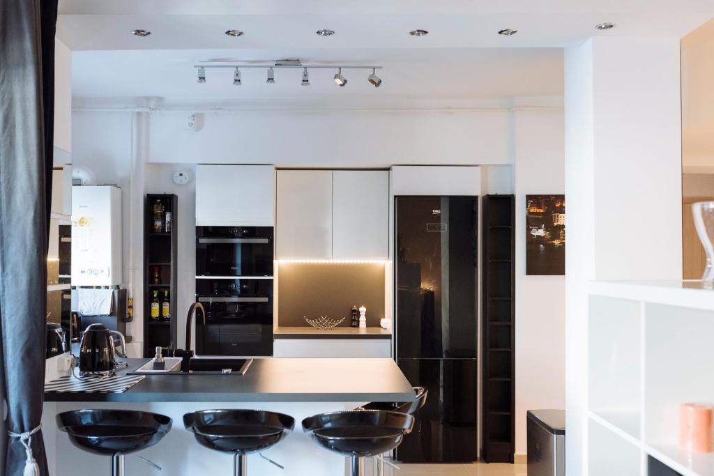 Sector 4 Apartment | Luxury Flat 8 near Metro