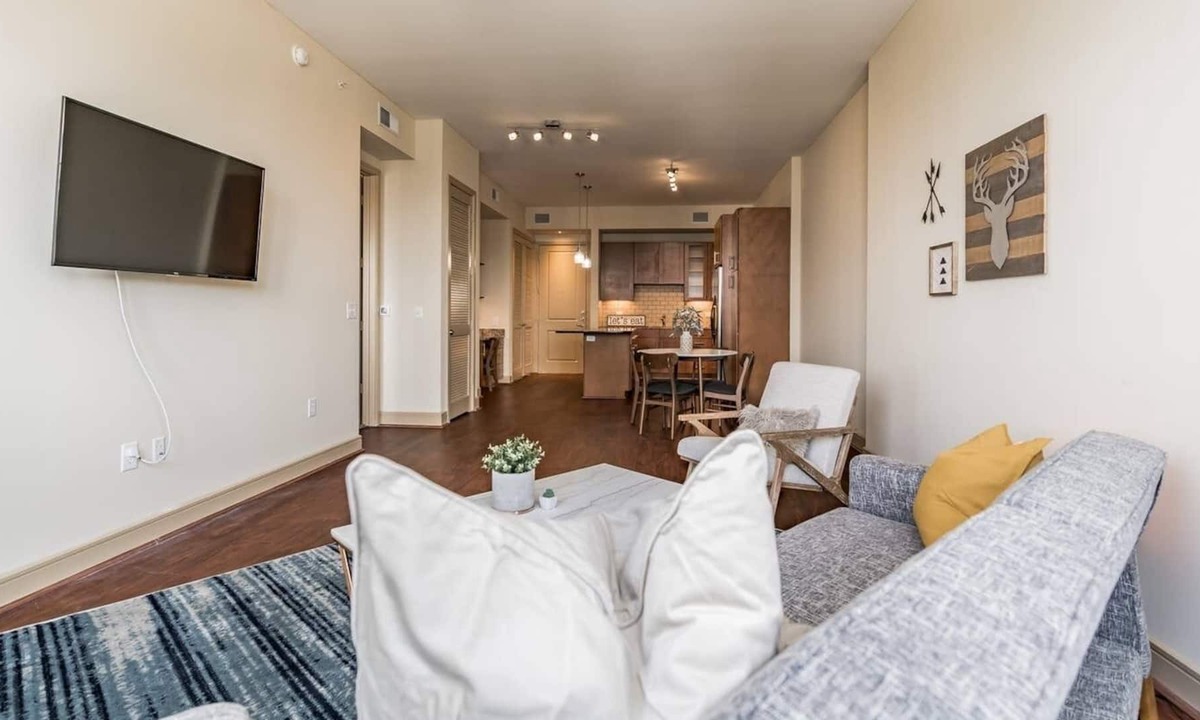Greenway Plaza-Upper Kirby Apartment | Luxury Flat + Pool + Gym