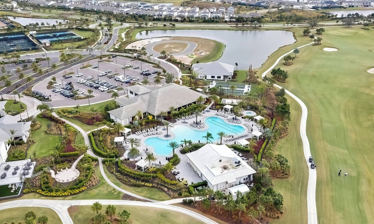 Braden River House | Luxury Florida Escape: Modern Home with Gourmet Kitchen & Outdoor Entertainment!