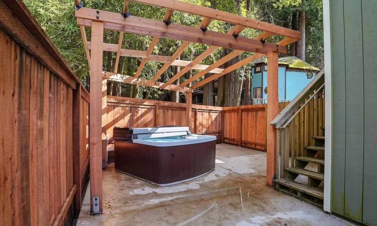Guerneville House | Luxury Furnished 5BR Home Sleeps 12 for 30+ Day Rental, Pet Friendly!