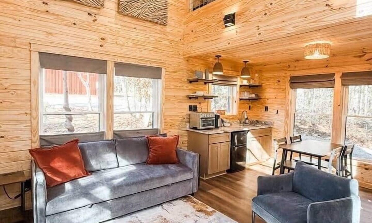 Henderson House | Luxury Glamping Loft at Kerr Lake — Private Pickleball Court and Pet-Friendly!