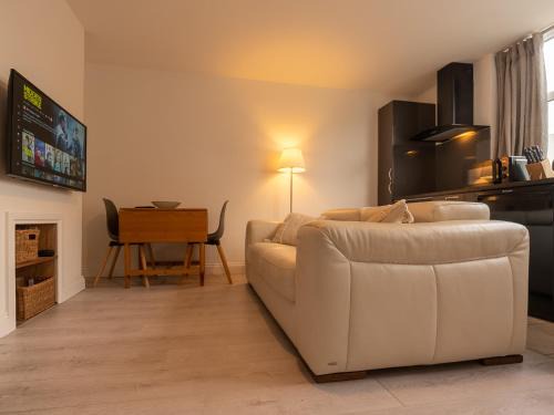 Chapeltown Apartment | Luxury ground floor modern flat close to city with free parking