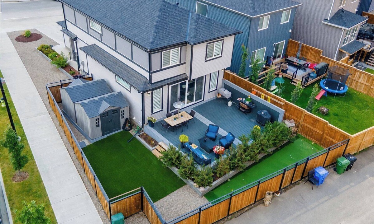 Southeast Calgary House | Luxury Group Home Karaoke, Games & Sleeps 14