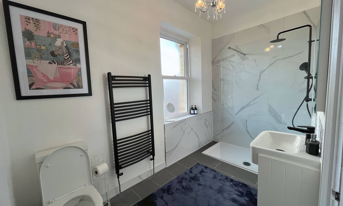 Barnstaple Villa | Luxury Group Retreat | 20 Guests | Hot Tub + games room