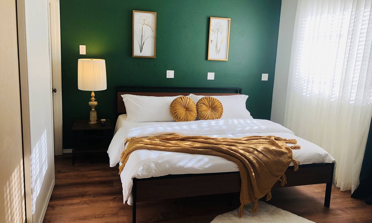 Alderwood Manor House | Luxury Guest Suite - Close to lake, beach, and DTs