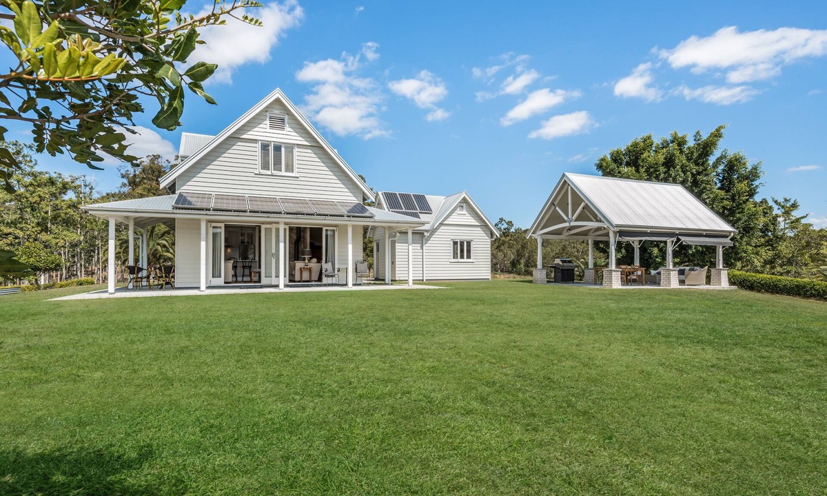 Moreton Bay Region House | Luxury Hamptons Style Country House on 40 Picturesque Acres | Free Netflix