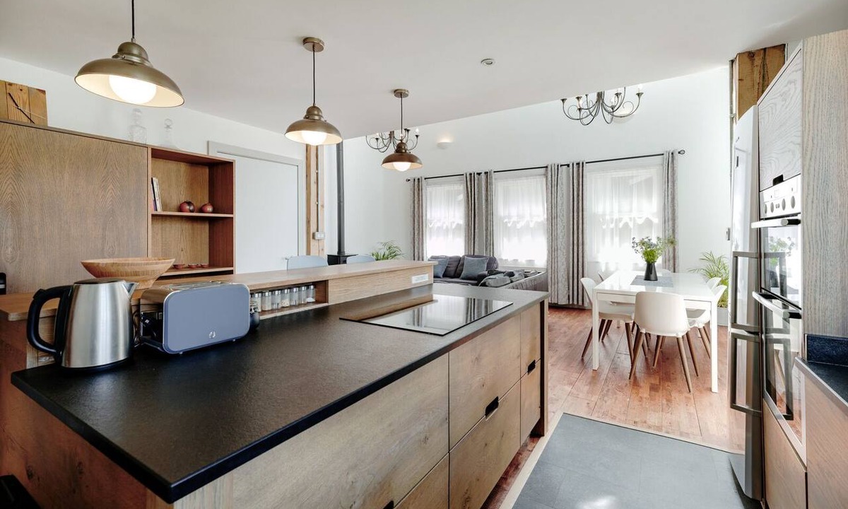 Redcliffe Apartment | Luxury Harbourside Apartment with Balcony