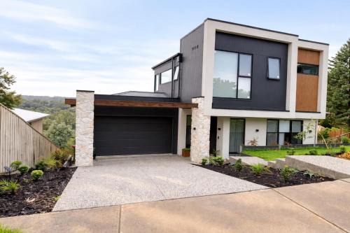 Eltham North Apartment | Luxury Hillside Escape with Scenic Views & Cozy Stay