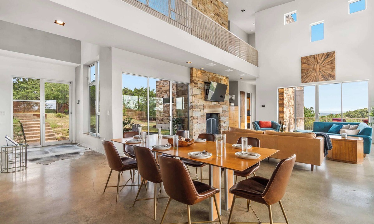 Dripping Springs Cottage | Luxury Hilltop Villa With Hot Tub & Scenic Views
