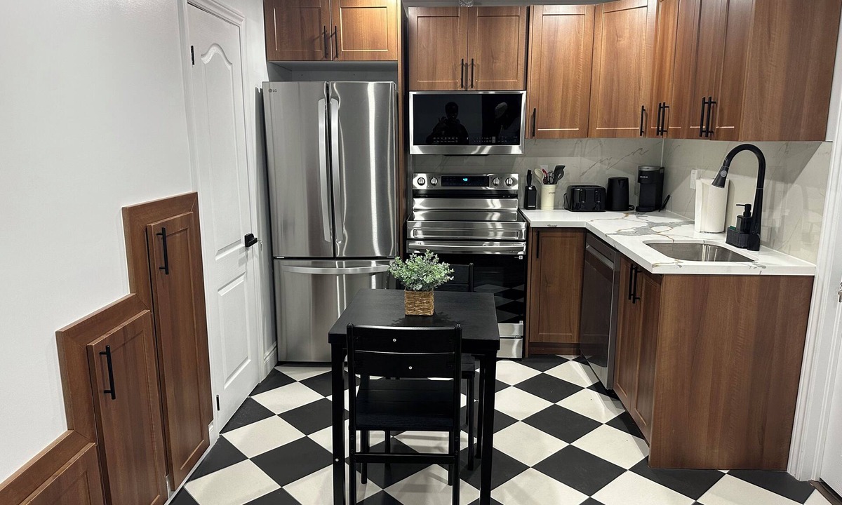 Windsor House | Luxury Home 10mins drive to Windsor/Detroit border, sleeps 11 guest