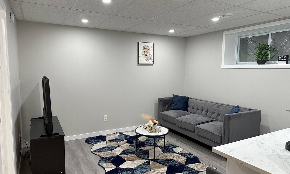 Transcona House | Luxury: Home Away from Home with Private Entrance