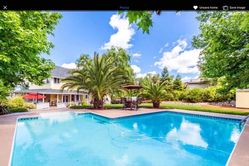 Columbia House | Luxury Home in Redding 4 bedrooms and office