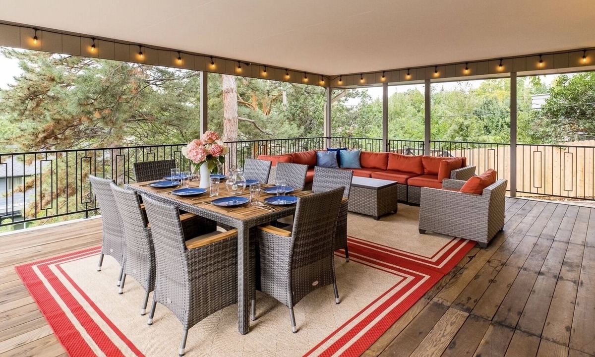 Scenic Heights House | Luxury Home with 8 beds Hot Tub and an Awesome Deck!