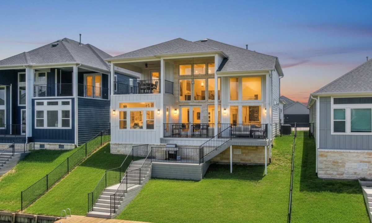 French Quarter House | Luxury Lake Conroe Stay: 5 Bedrooms, Private Dock, Balconies & Stunning Canal Views! Festival Nearby