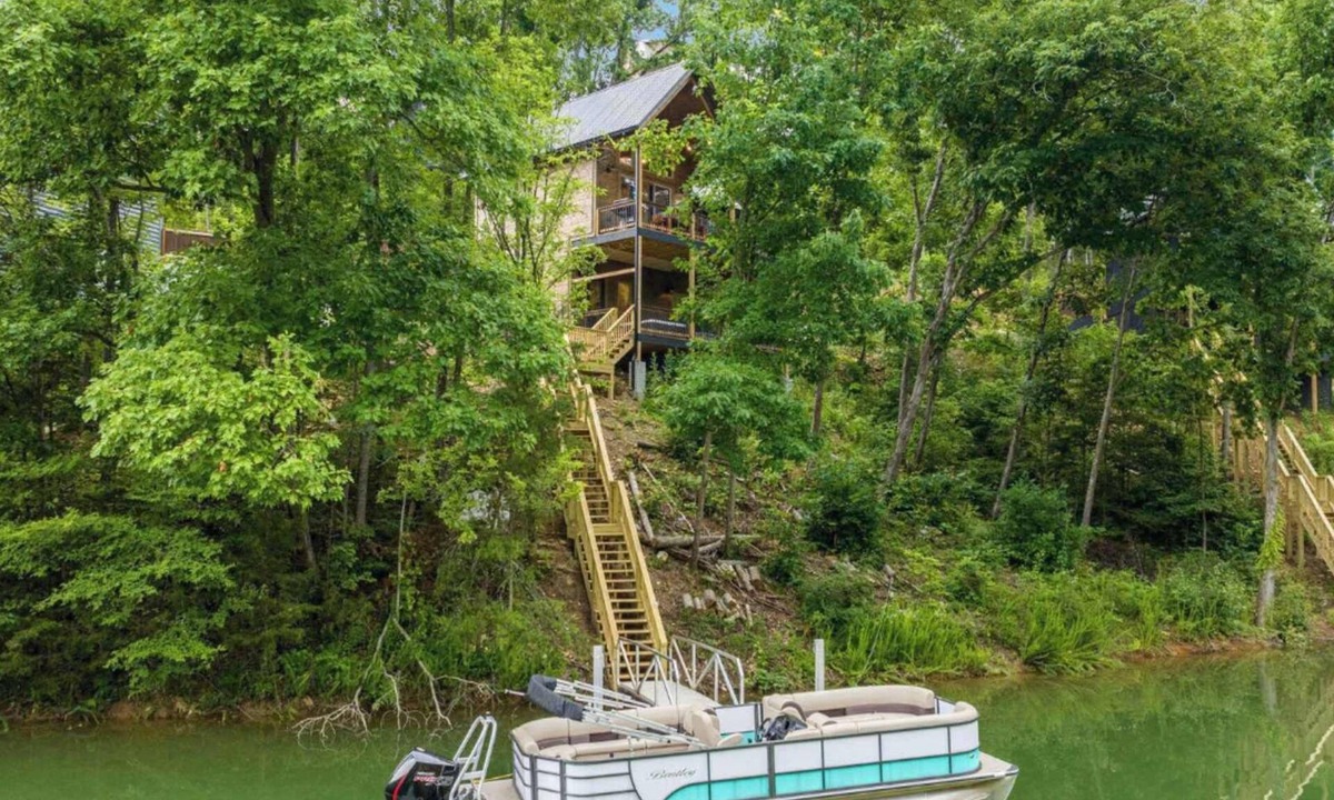 Sevierville Cabin | Luxury Lakefront Cabin/Hot tub/Lake Access