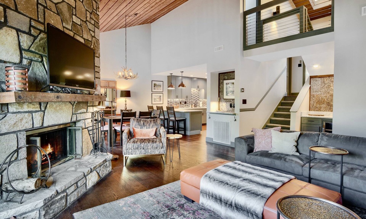 Sapphire House | Luxury Lakefront Gem. Panoramic views. Last minute dates now available. SUP incl