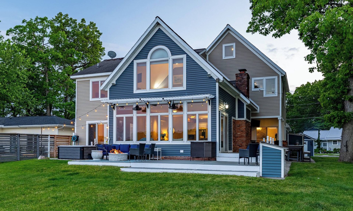 Brooklyn House | Luxury Lakefront Home: Hot Tub l Beach l Sleeps 15