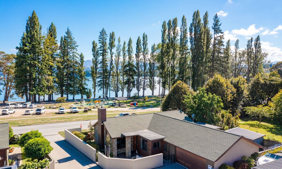 Wanaka House | Luxury Lakefront Home with Sensational Views