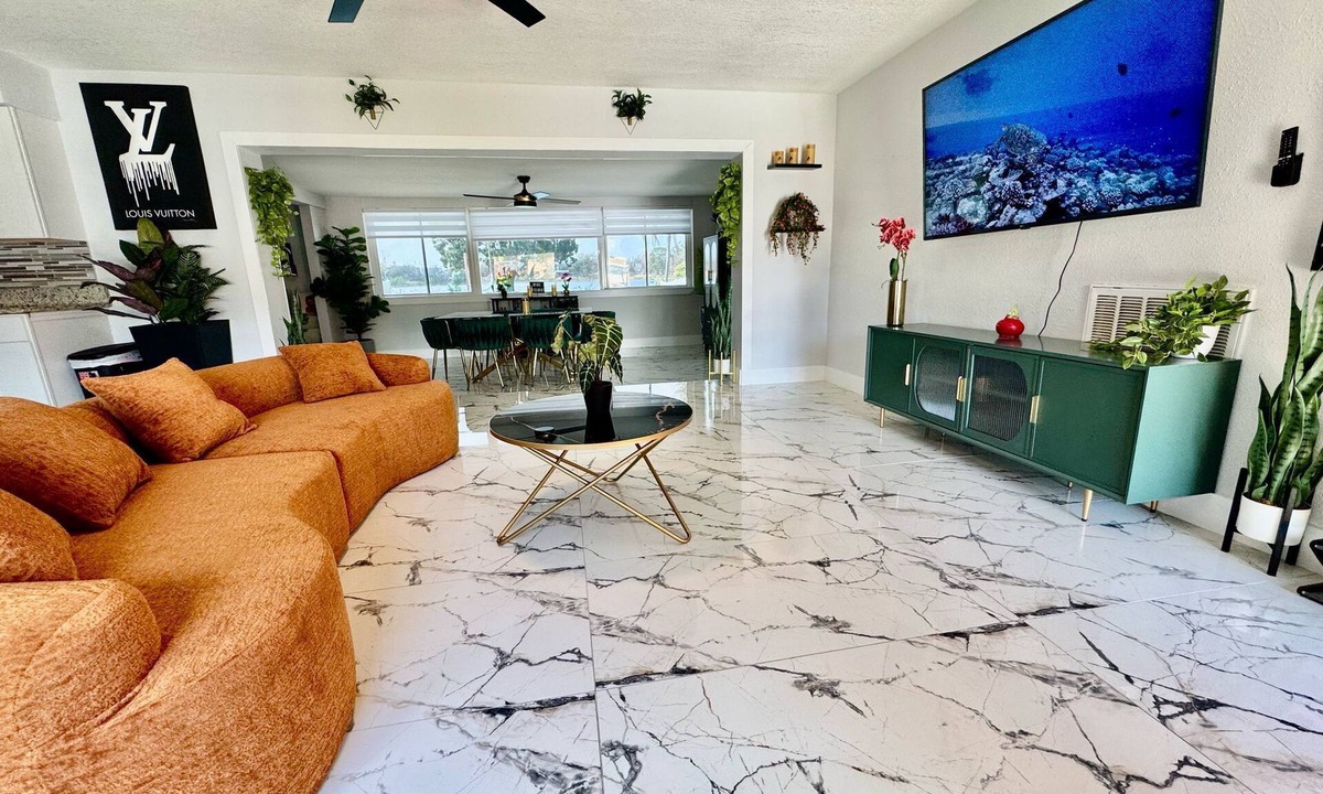 Pine Castle House | Luxury Lakefront Pool Near Orlando Airport & Disney