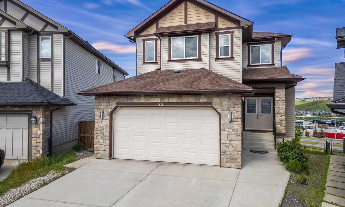 Kincora House | Luxury Lakeview Home w/King Beds & Jacuzzi @ 18-min to Airport, 80-min to Banff