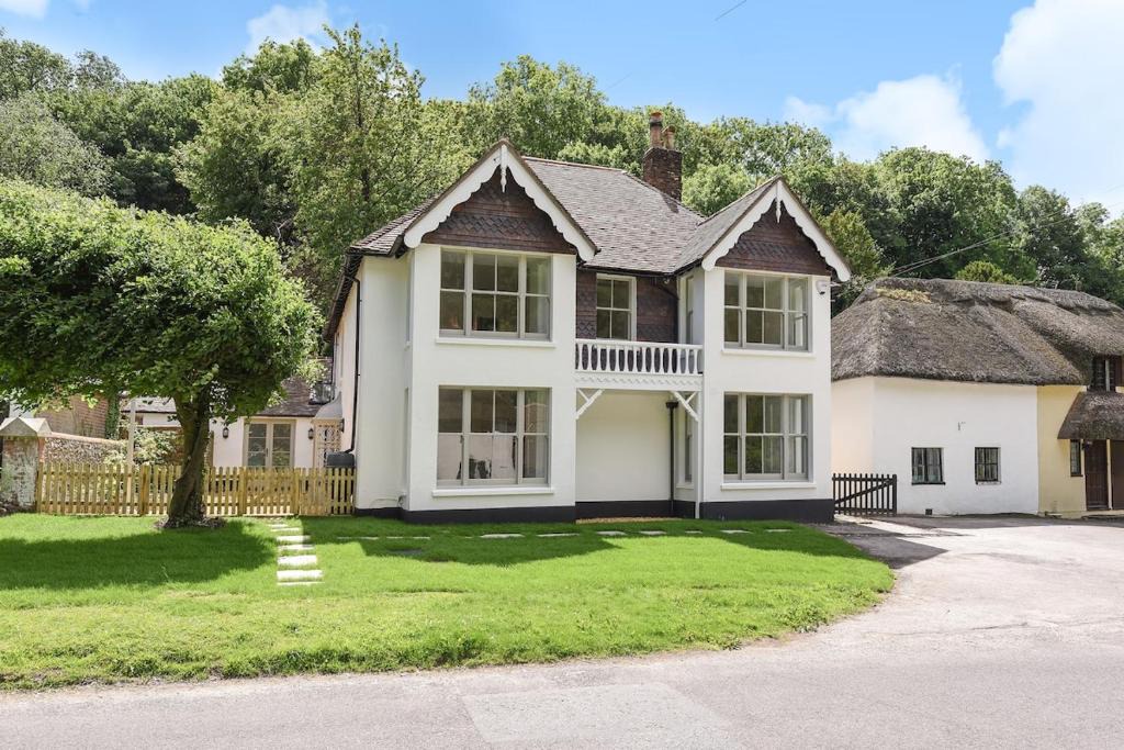 Milton Abbas House | Luxury Large Five Bedroom Family House Sleeps 10