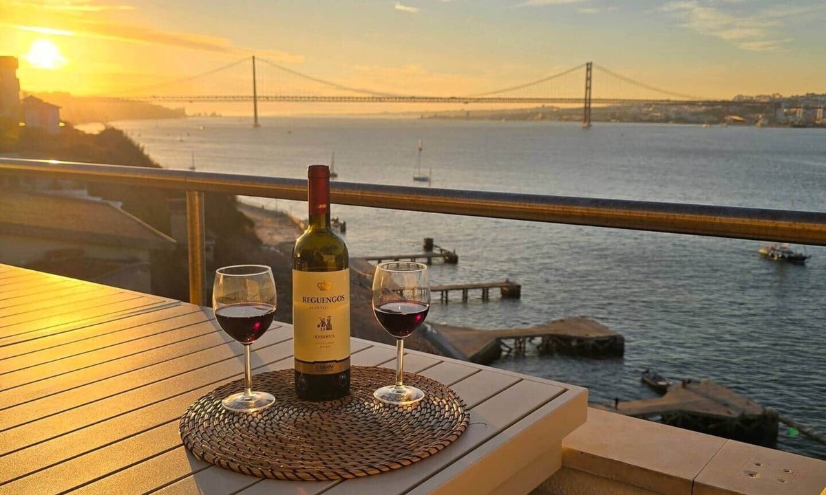 Cacilhas Apartment | Luxury Lisbon View & Balcony | AC, Elevator