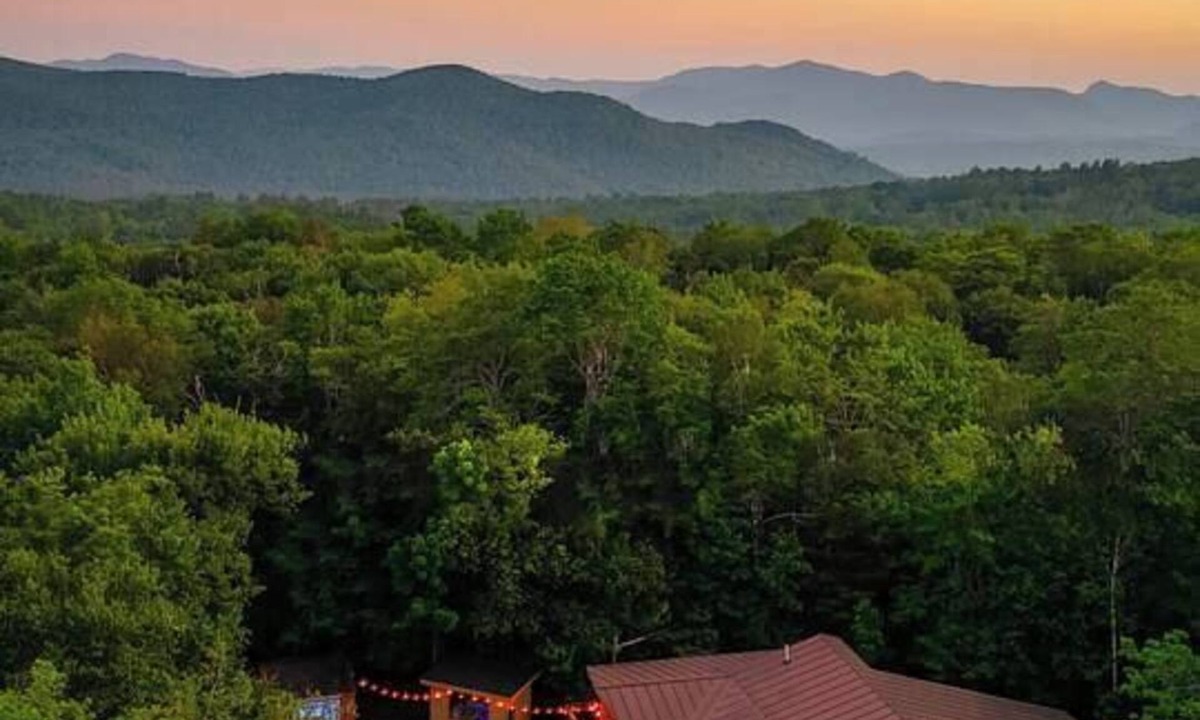 East Haven  Rutland County Ski Chalet | Luxury & Location-Secret Door to A Large Speakeasy