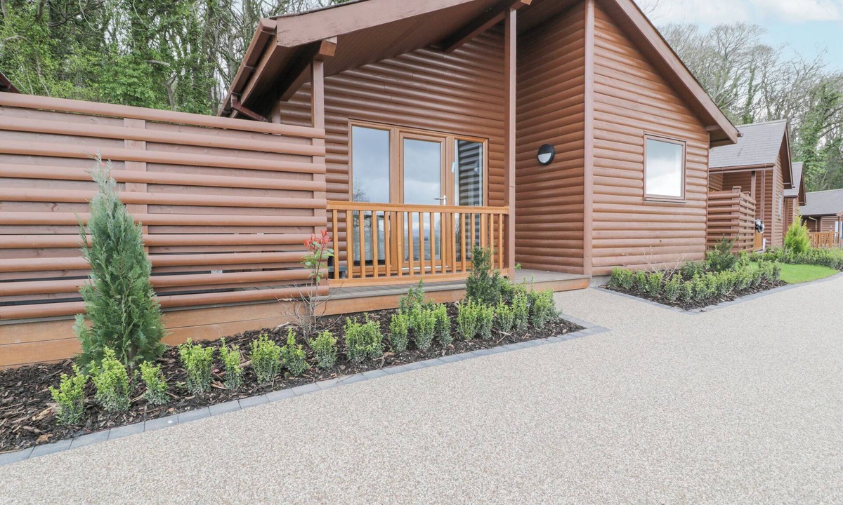 Meliden Cottage | LUXURY LODGE 53, pet friendly, with pool in Dyserth