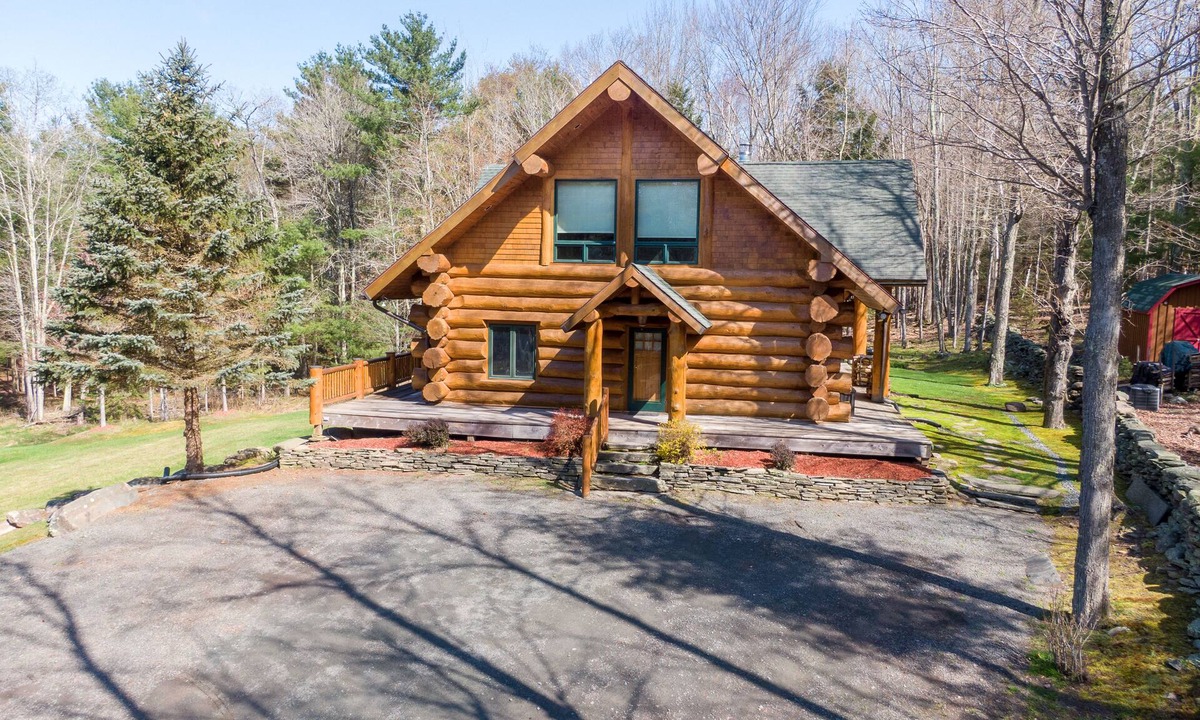 Windham House | Luxury Log Cabin-Windham Mountain. Amazing sunsets, large lawn, deck, fireplace