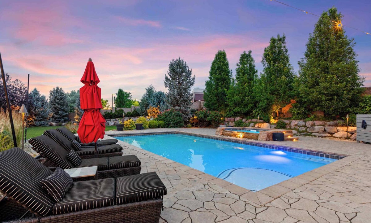 Draper House | Luxury Mansion *Sleeps 20 *Pool *SportCrt *Theater