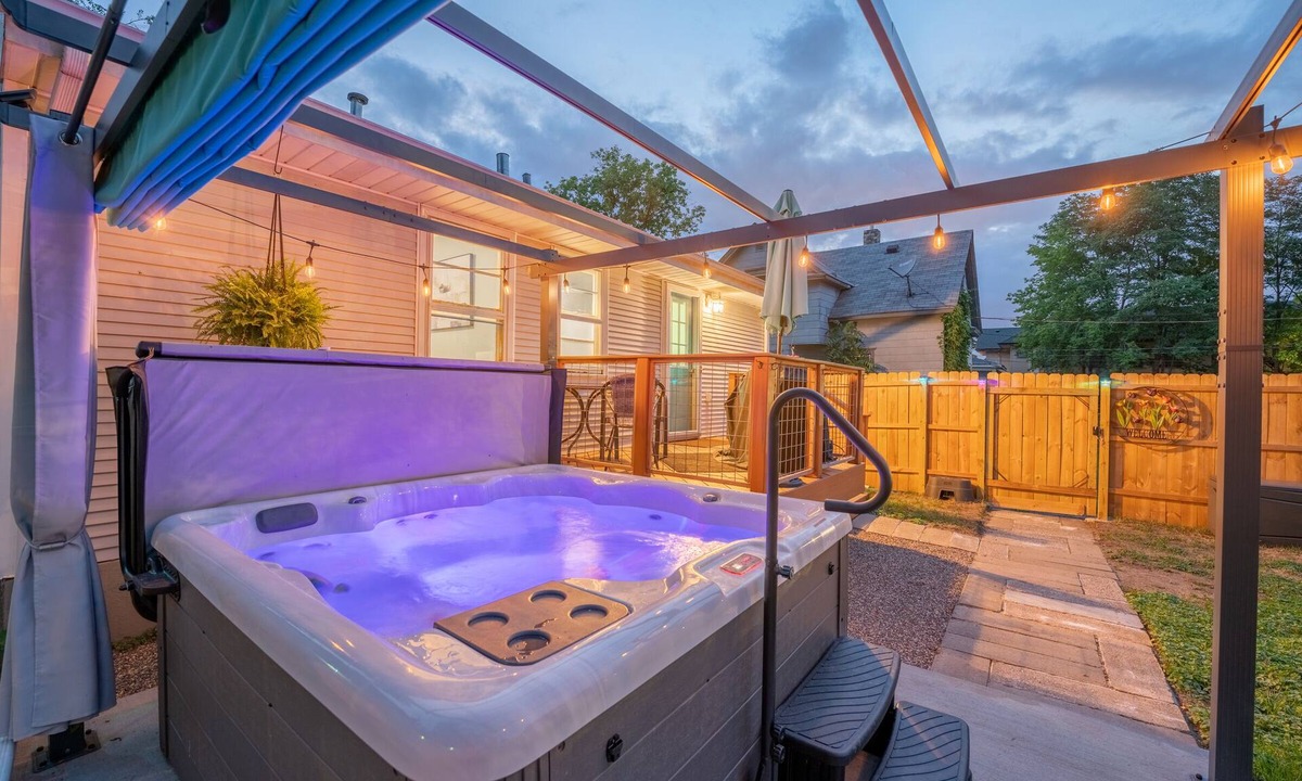 Minneapolis House | Luxury Minneapolis 3BR House with Hot Tub!