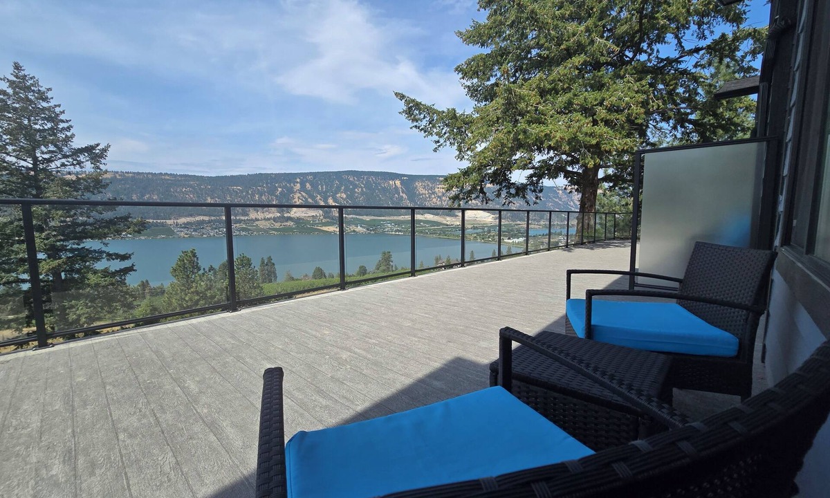 Central Okanagan Apartment | Luxury modern loft. Located on a plateau with stunning views over lakes