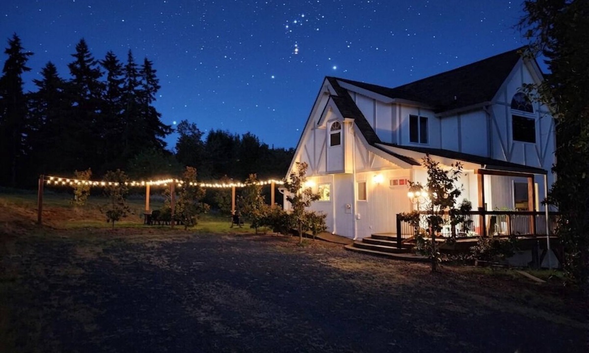Silverton House | LUXURY MODERN Storybook TUDOR ● HOT TUB ● By Silver Falls Park ● 20 acres ● View