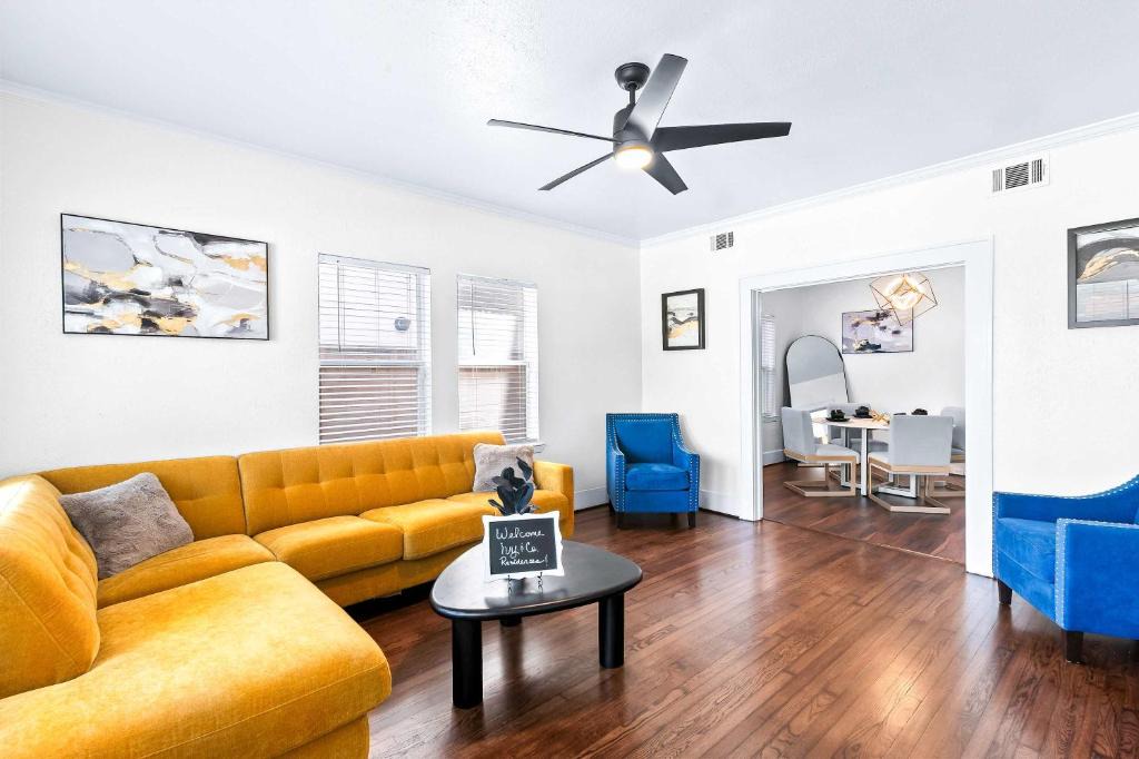 Montrose House | Luxury Montrose Condo with Pool Table Free Wine & Balcony