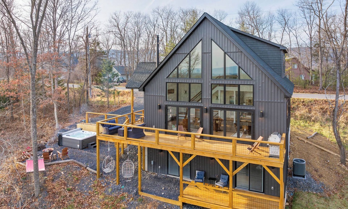 Mount Jackson Cabin | Luxury mountain cabin with year-round views, hot tub, arcade, fire pit and more.
