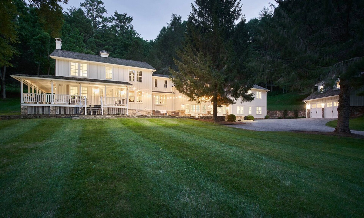 Vilas House | Luxury Mountain Farmhouse with Sauna, Sleeps 16