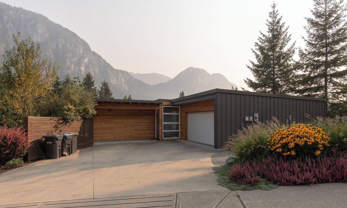 Squamish House | Luxury Mountain Home: Hot Tub, Chief Views, Secure Garage for Ski/Bike Gear