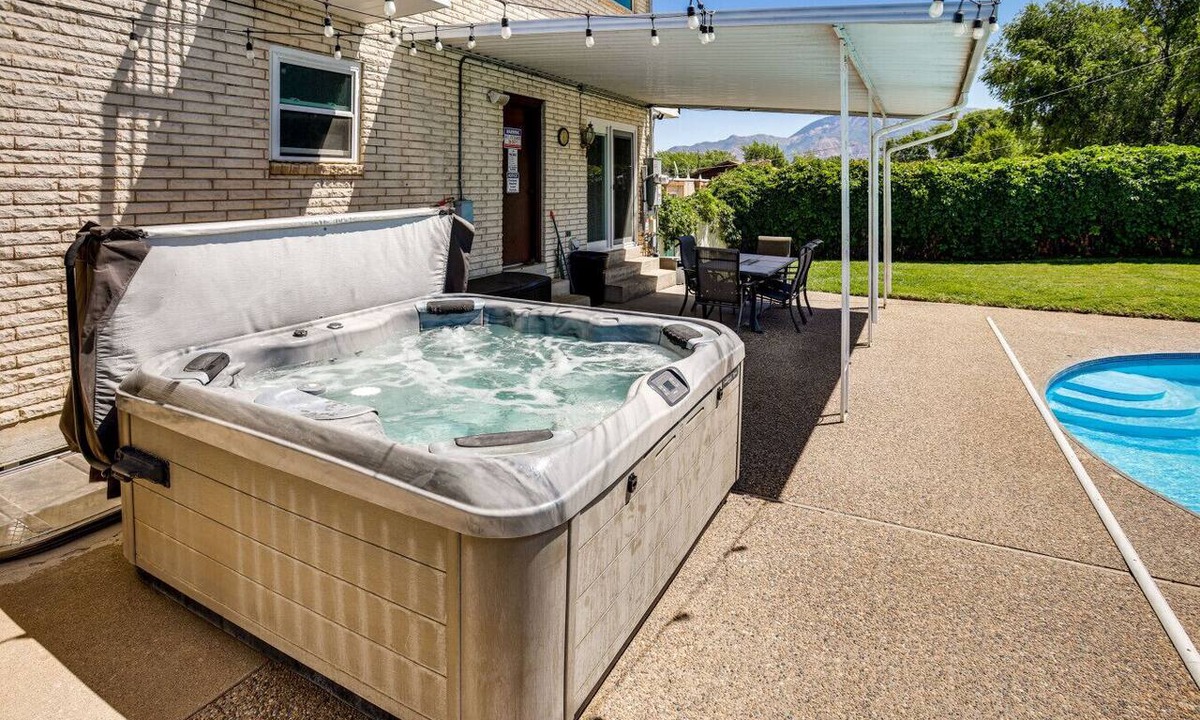 Roy Apartment | Luxury Mountain View Retreat w/Pool & Hot tub