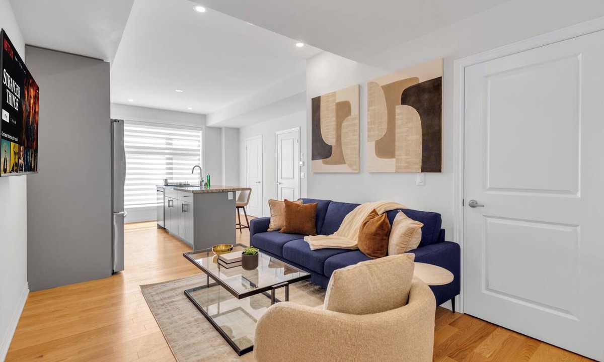 Oakville House | Luxury Oakville Townhome | Free Parking & Wi-Fi