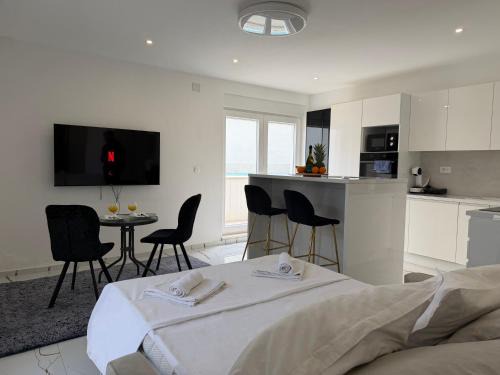 Vranjic Apartment | Luxury Oasis With Private Pool & Parking