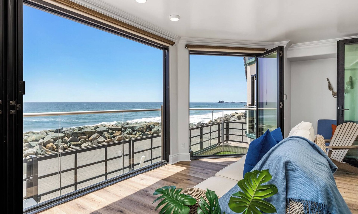 South Oceanside Condo | Luxury Oceanfront Condo with a Spa P809-1
