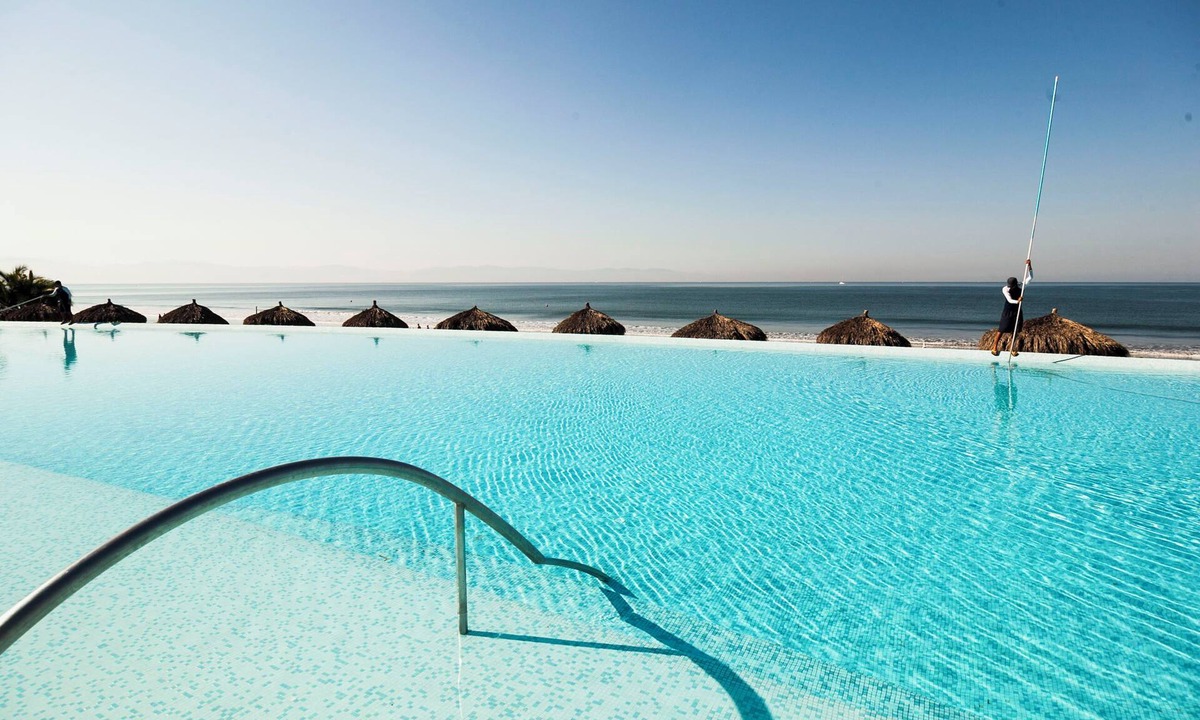 Flamingos Apartment | Luxury Oceanfront Penthouse, 6 Bedrooms, Beach Club